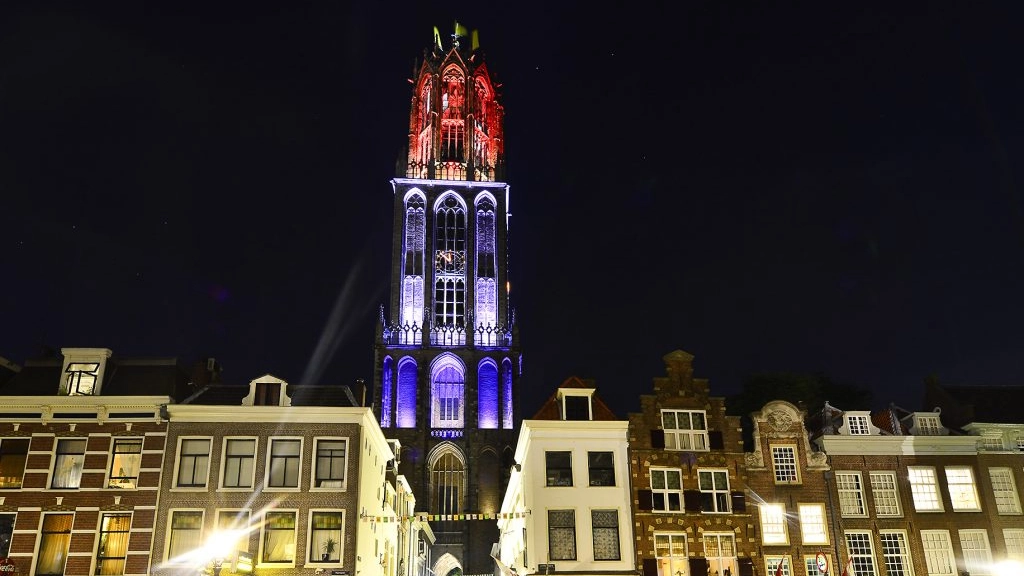 La Torre del Duomo di Utrecht illuminata coi colori della bandiera olandese