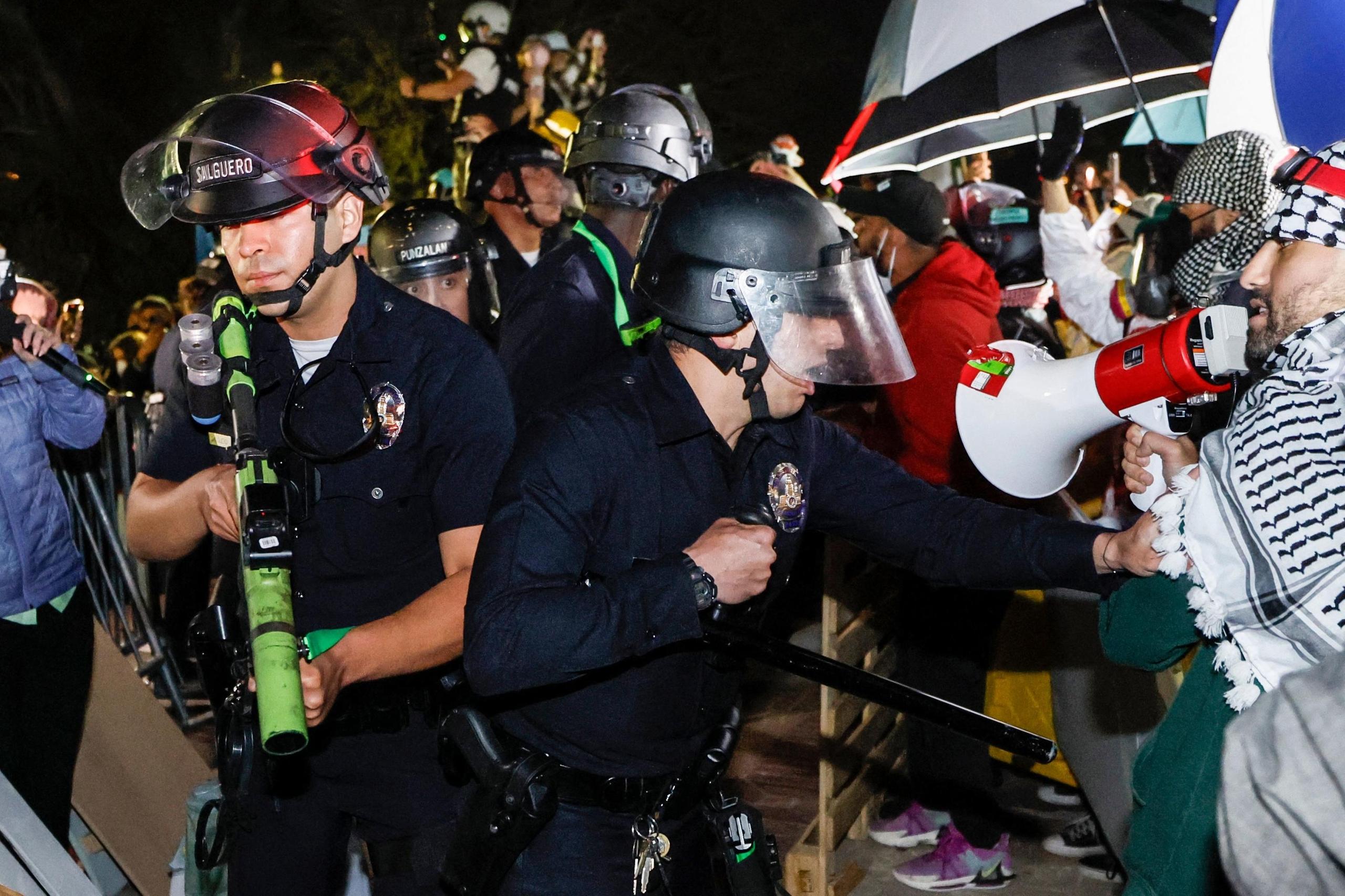 Proteste pro Gaza, sale la tensione negli atenei Usa: la polizia entra nel campus Ucla a Los Angeles