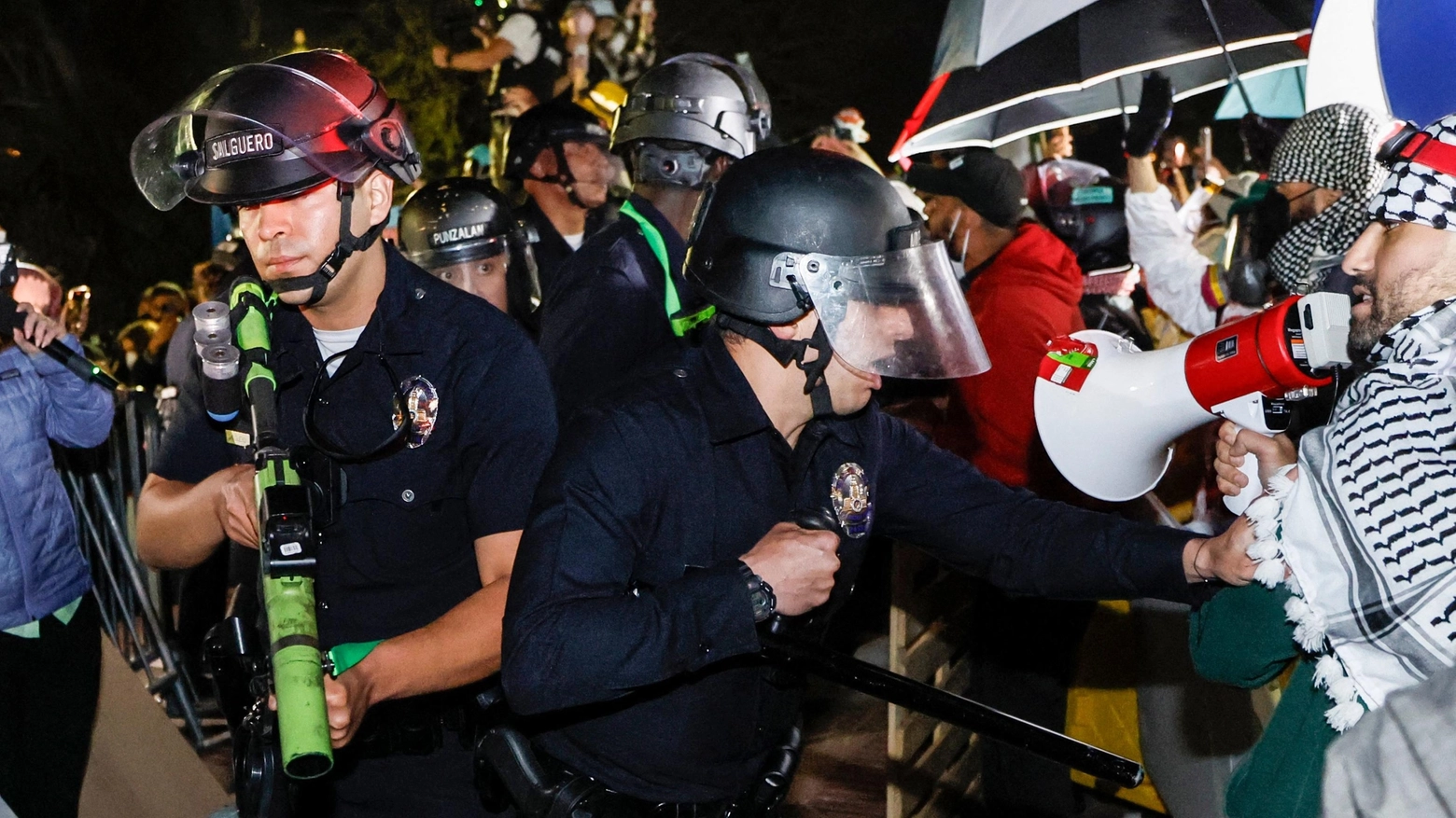 La polizia entra nel campus dell'Ucla a Los Angeles