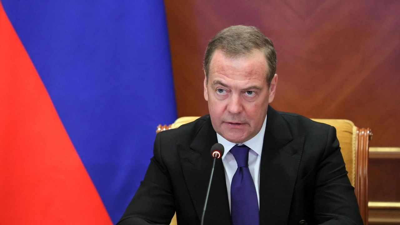 Il vicepresidente del Consiglio russo Medvedev avverte che l'invio di peacekeeper Nato in Ucraina porterebbe a una guerra. Il vicepresidente del Consiglio russo Medvedev avverte che l'invio di peacekeeper Nato in Ucraina porterebbe a una guerra.