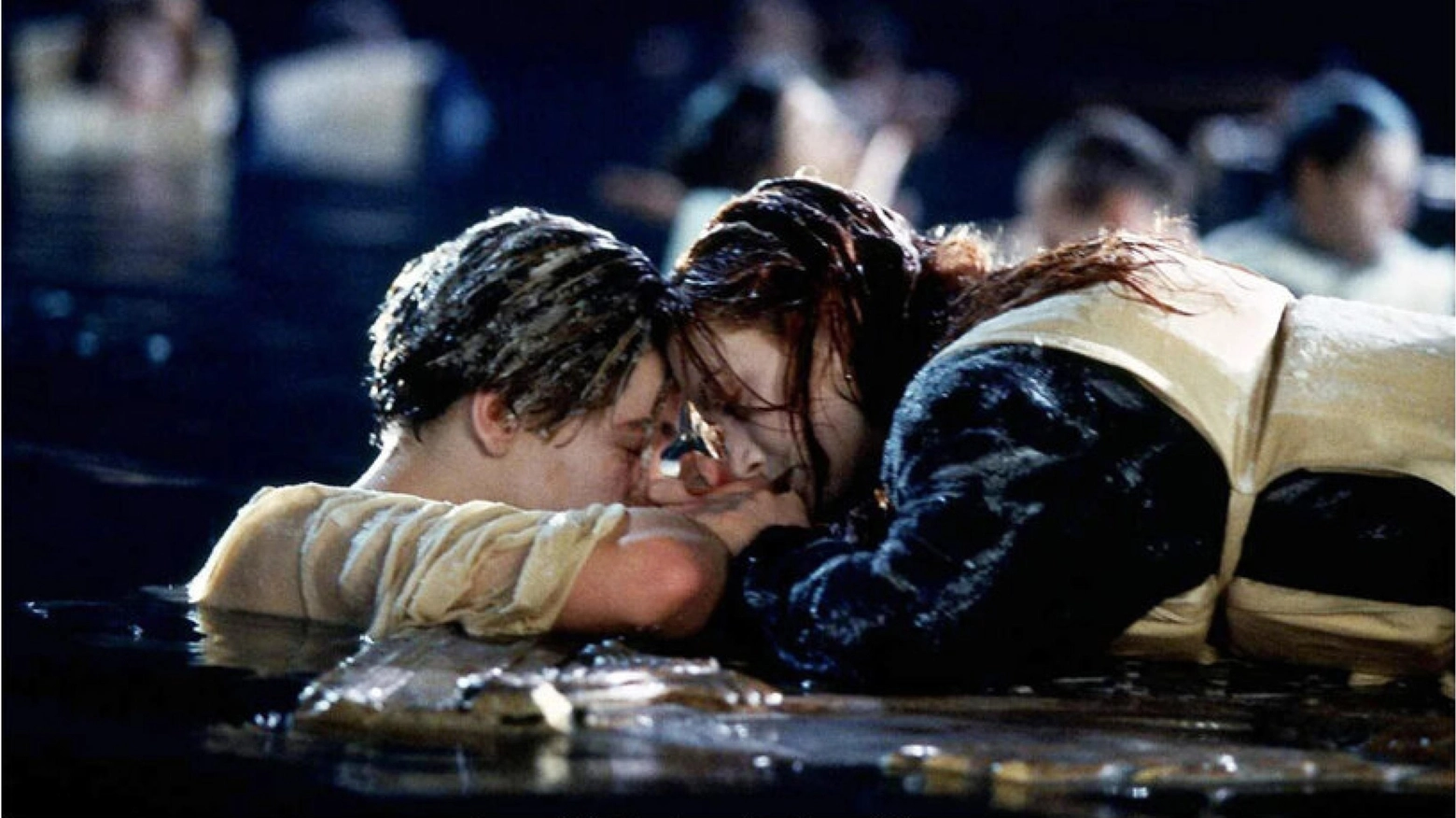 La scena del Titanic in cui Rose sale sulla zattera di fortuna mentre Jack no (Ansa)