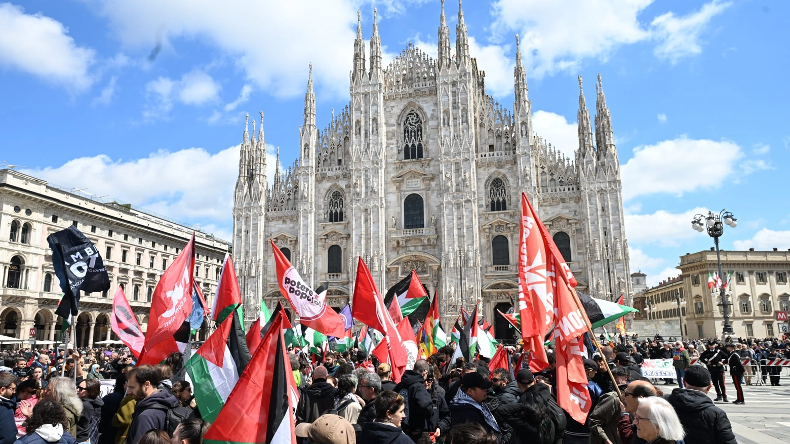 Giovani palestinesi in piazza Duomo a Milano