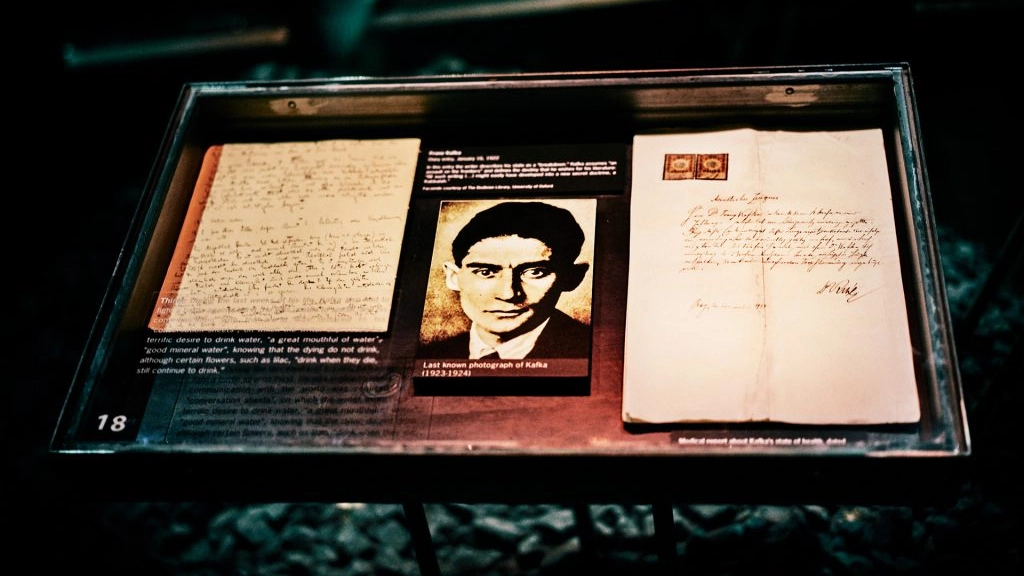 Franz Kafka, i suoi diari, le sue lettere e la sua ultima immagine conosciuta esposta al museo a lui dedicato a Praga (credits kafkamuseum.cz)