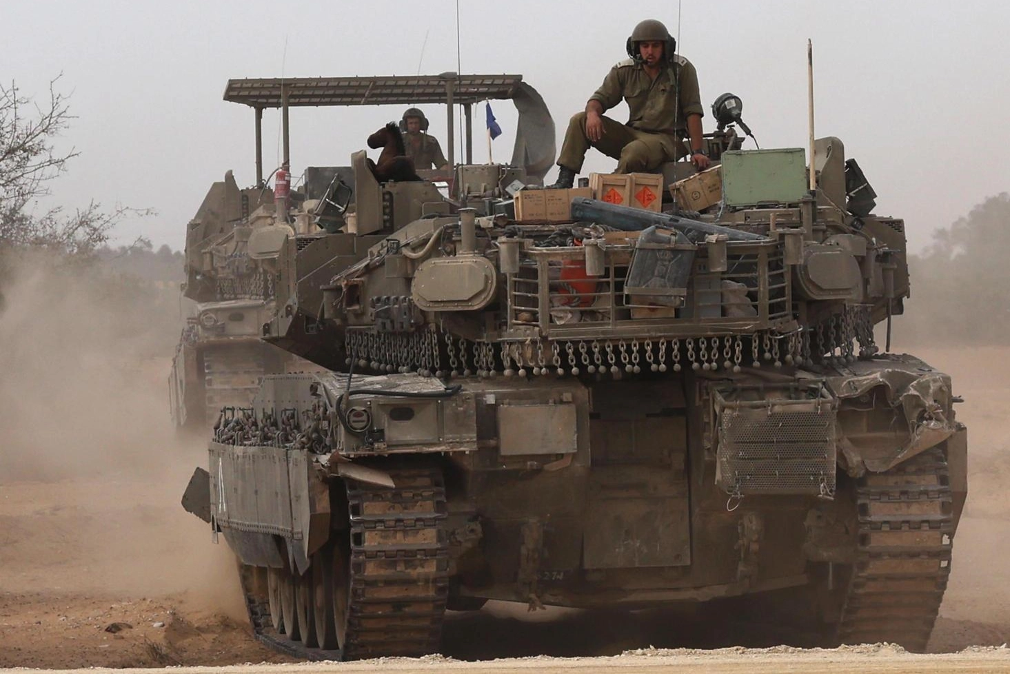 Rafah sotto assedio. Carri armati e blindati schierati al confine. Katz: "Se ci sarà accordo sospenderemo l'operazione militare"