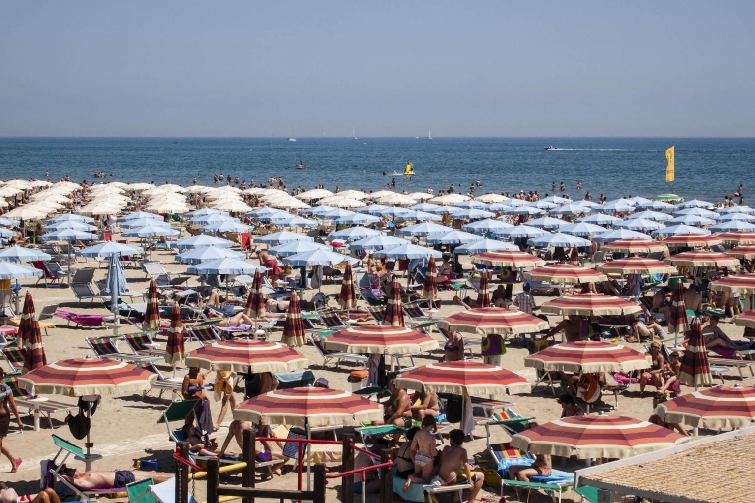 Quattordicesima 2023: 12,3 miliardi per vacanze e consumi, studio Confesercenti Ipsos Quattordicesima 2023: 12,3 miliardi per vacanze e consumi, studio Confesercenti Ipsos