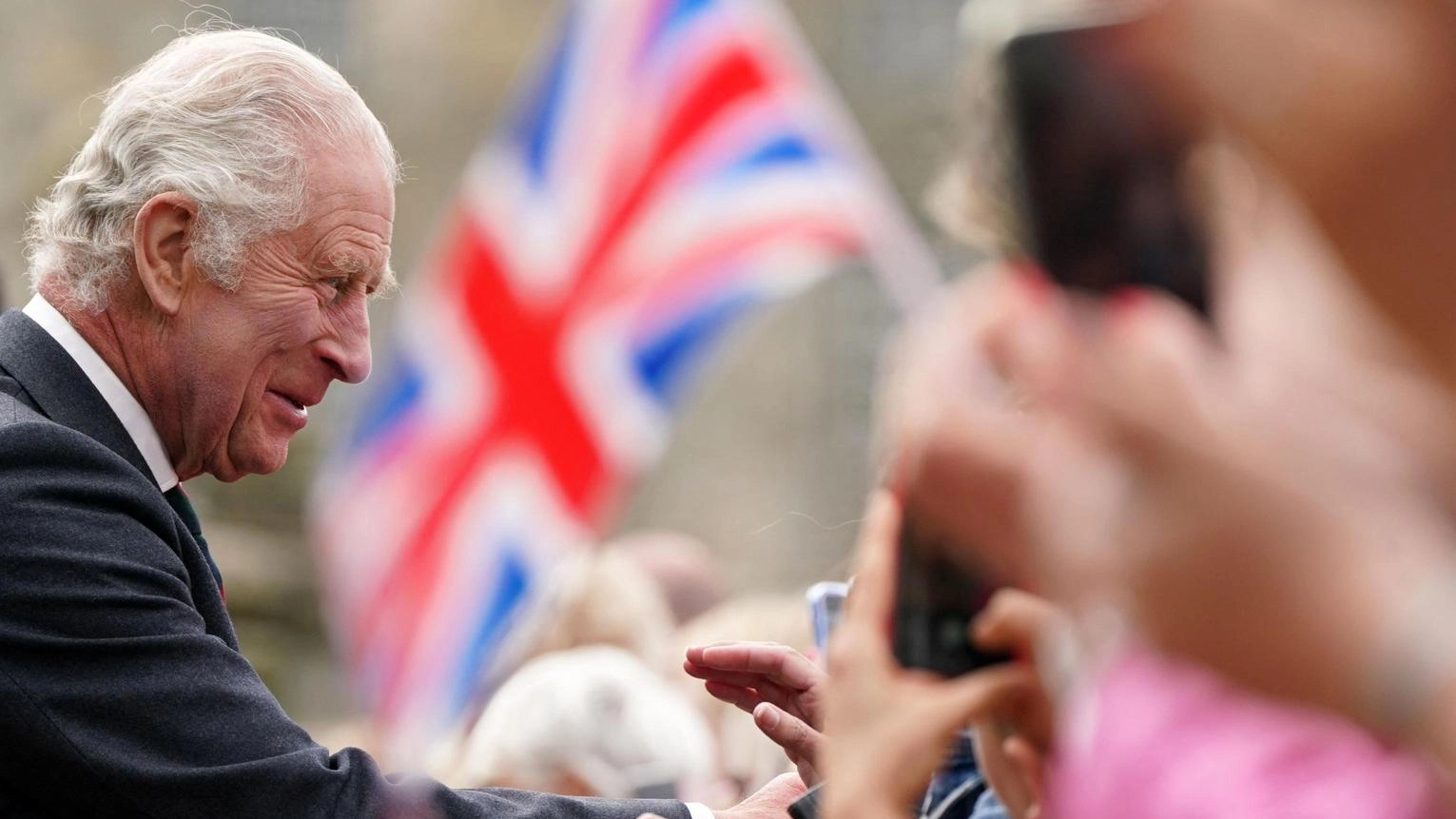 Re Carlo III, 75 anni, tornerà presto ai suoi impegni pubblici dopo mesi di cure per un cancro, con i medici soddisfatti dei suoi progressi. Buckingham Palace smentisce voci su un peggioramento delle condizioni del sovrano.