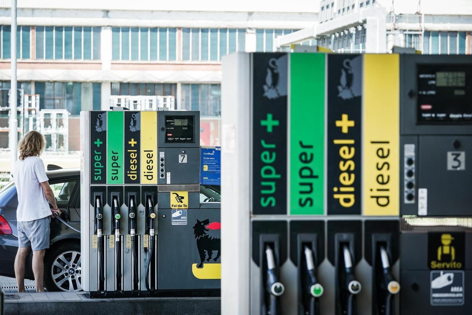 Balzo dei prezzi medi dei carburanti, ai massimi da aprile Balzo dei prezzi medi dei carburanti, ai massimi da aprile