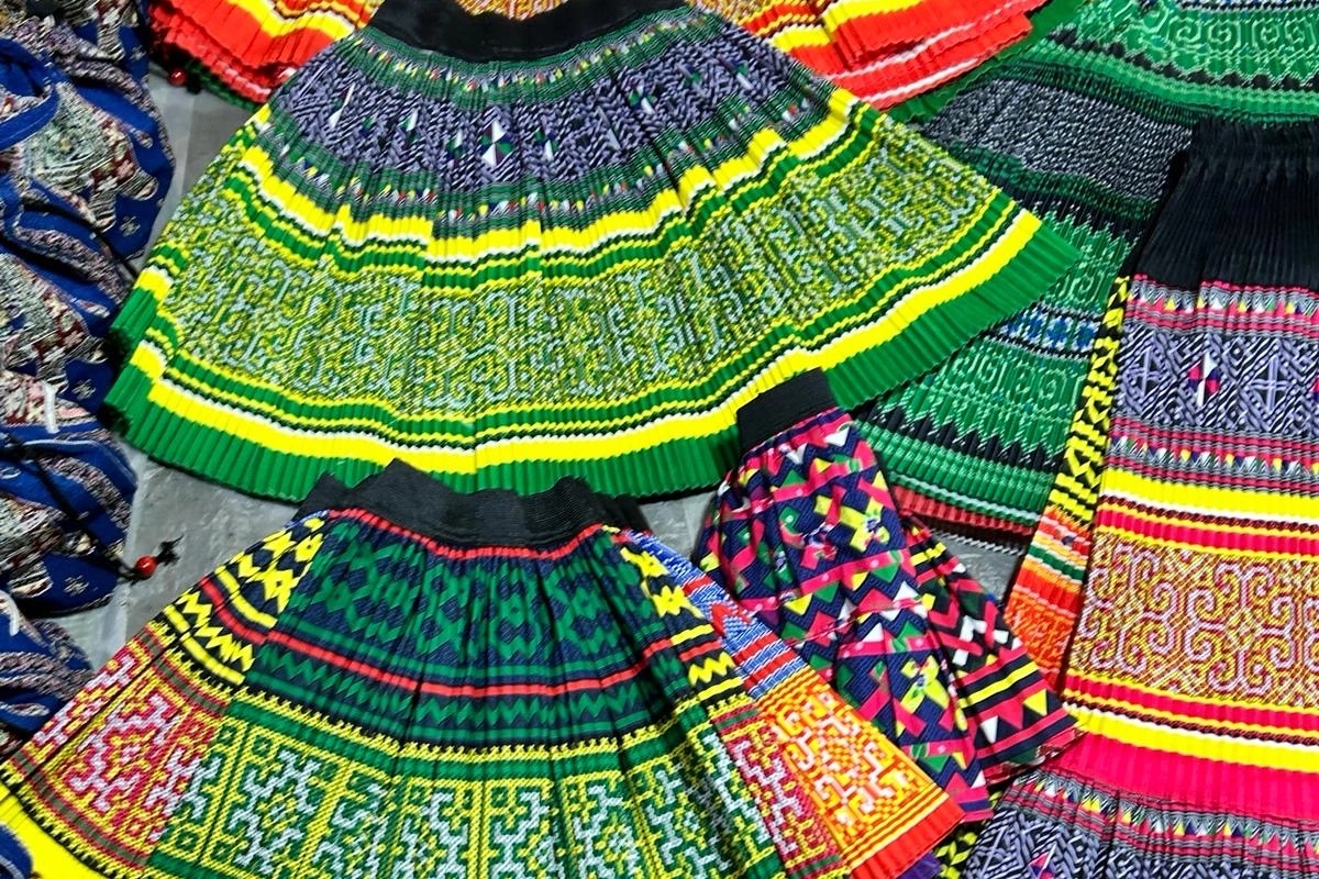La pregiata e colorata seta laotiana