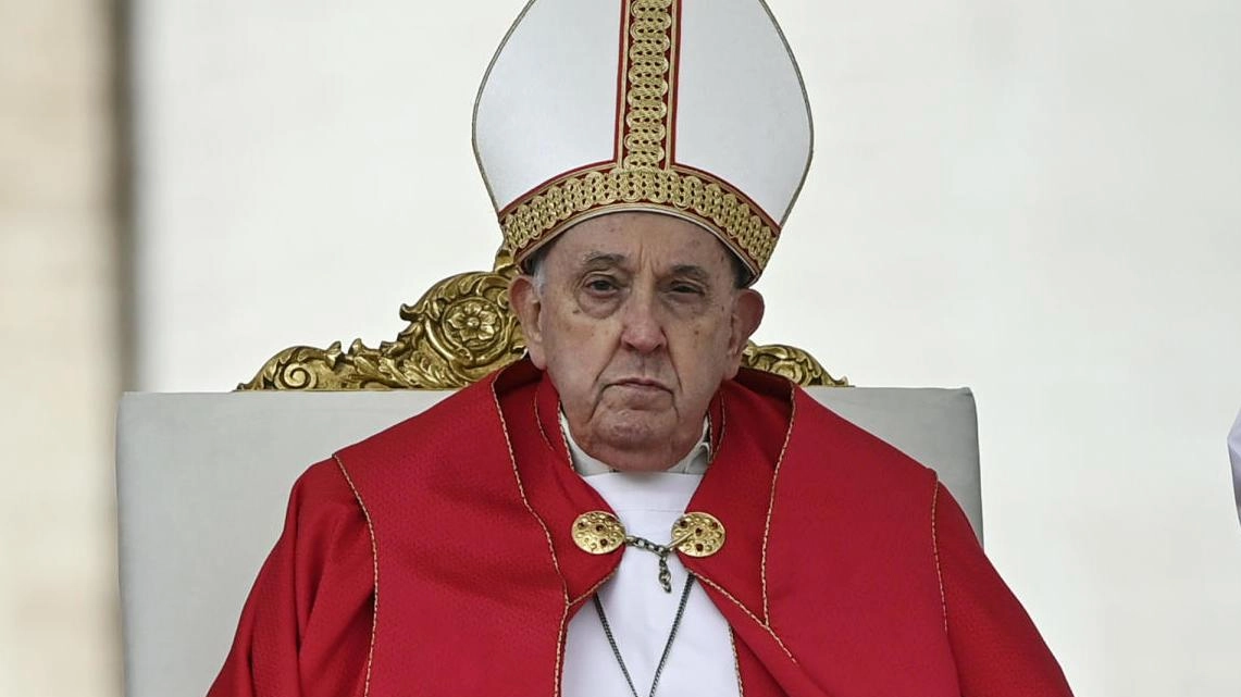 Il Papa davanti ai fedeli. La voce affaticata, i minuti di silenzio. Poi rinuncia all’omelia