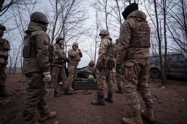 L’Ucraina gioca d’astuzia: armi finte come esca per far sprecare munizioni ai russi