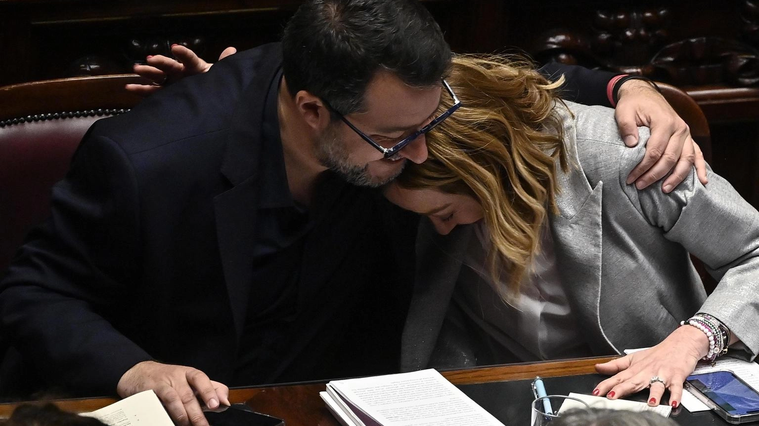 Abbraccio fra Meloni e Salvini in Aula alla Camera