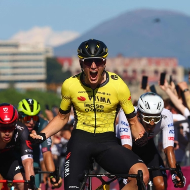 Giro d'Italia 2024, tappa 9: Kooij beffa Milan. Ordine d'arrivo e classifica generale