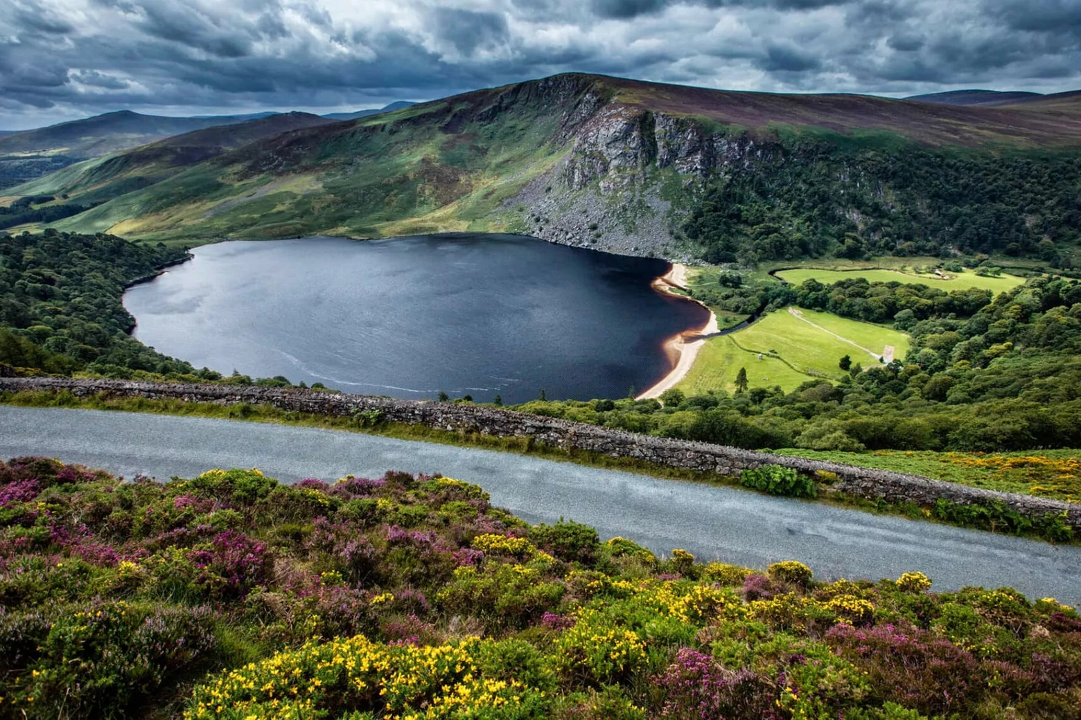 Il parco naturale dei Monti Wicklow, in Irlanda: si va a cavallo lungo la Sally Gap fino al Lough Tay, noto anche come “Lago Guinness”, dalla spiaggia bianca bagnata da acque scure