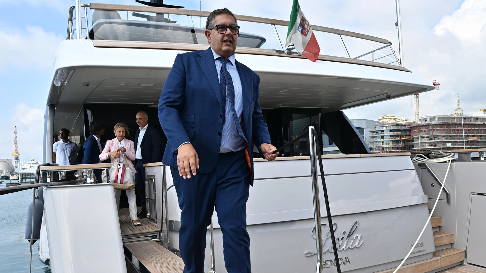 Il presidente della Regione Liguria Giovanni Tori scende dallo yacht di Aldo Spinelli