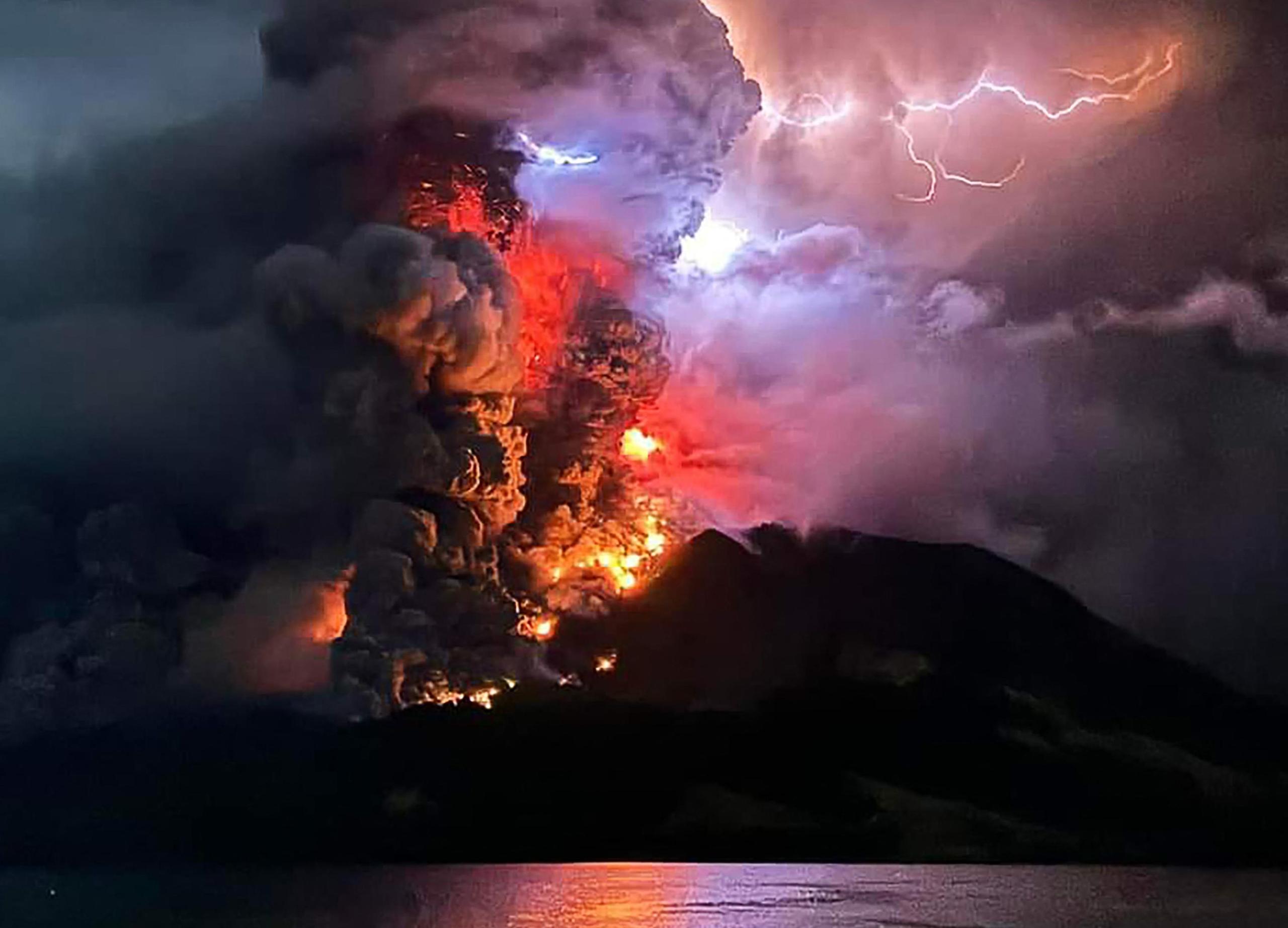 Indonesia, spettacolare eruzione del monte Ruang: chiusi gli aeroporti nel raggio di 100 chilometri
