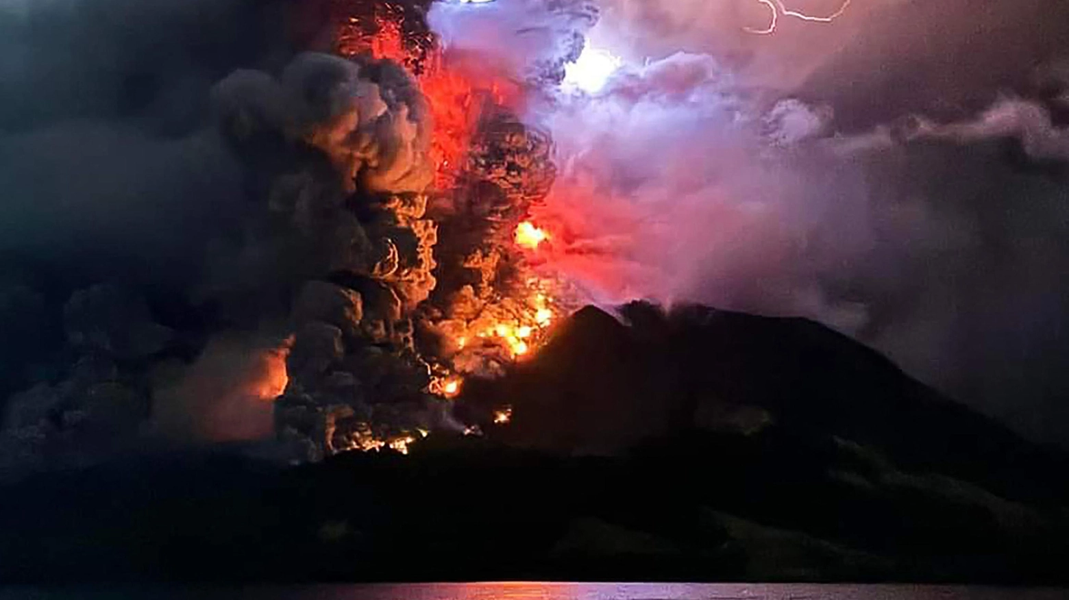 Cinque eruzioni in successione del vulcano che si trova su un’isola a nord di Sulawesi. Evacuate migliaia di persone, massima allerta delle autorità anche per il rischio di tsunami