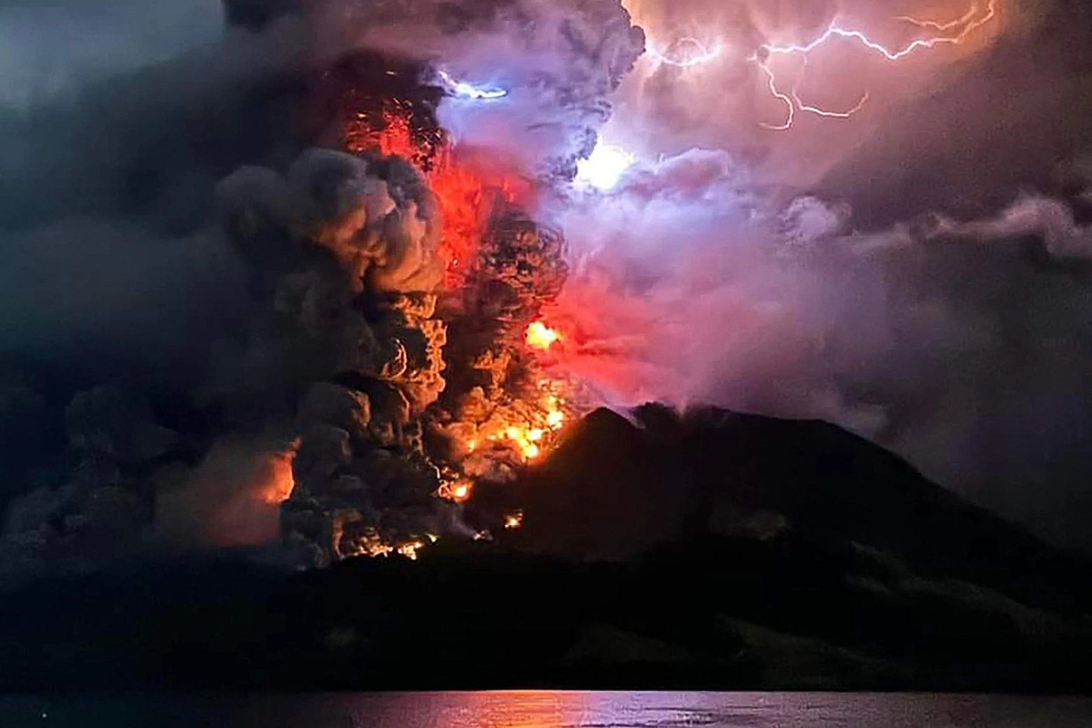 La spettacolare eruzione del monte Ruang in Indonesia