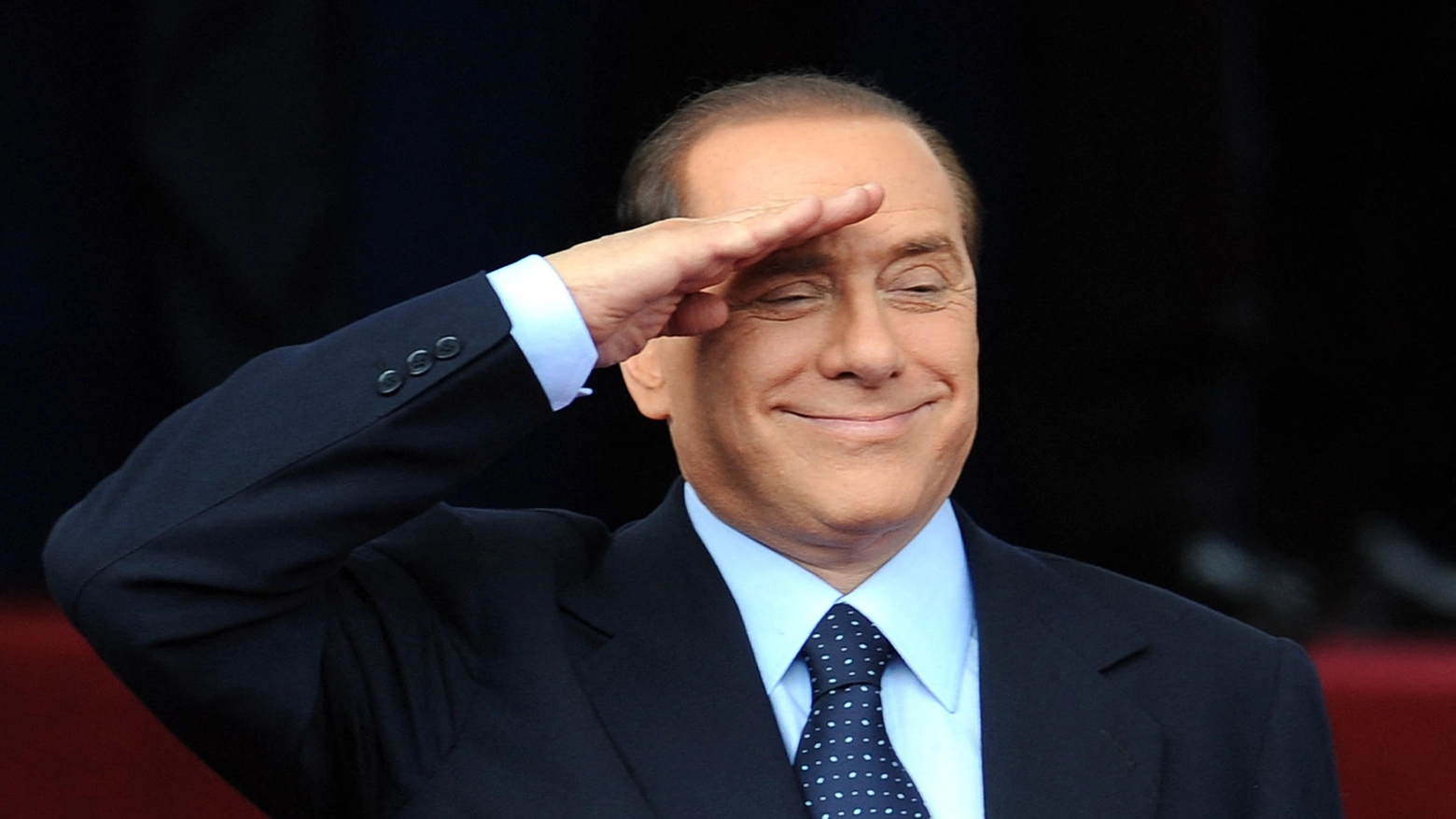 Roma, 2009. Silvio Berlusconi saluta alla parata del 2 giugno (Afp)