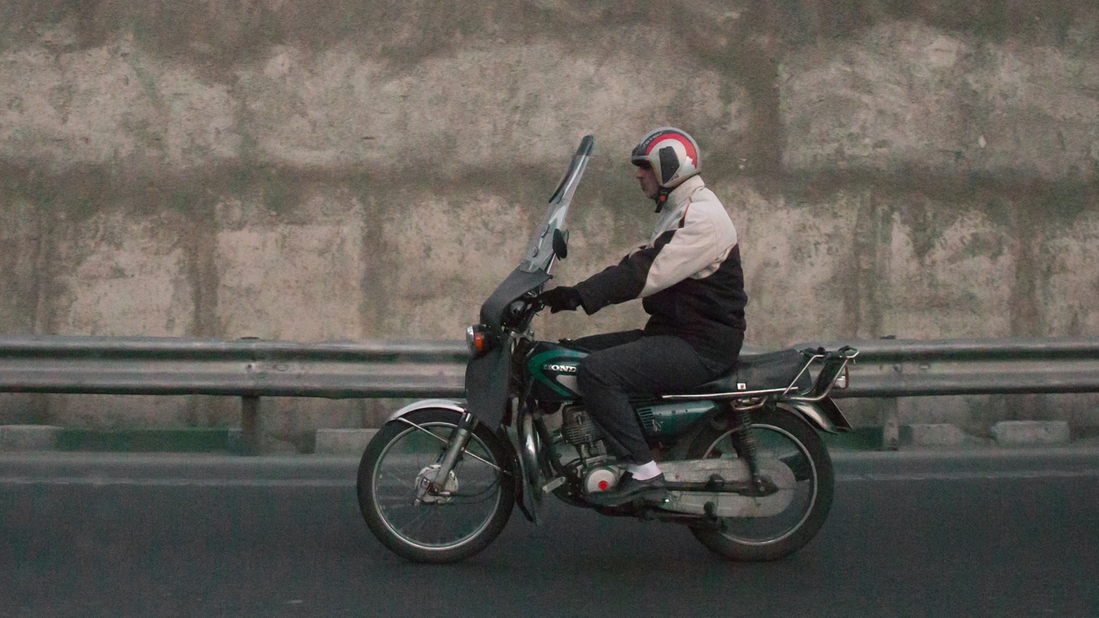 Un anziano su un ciclomotore (foto d'archivio Afp)