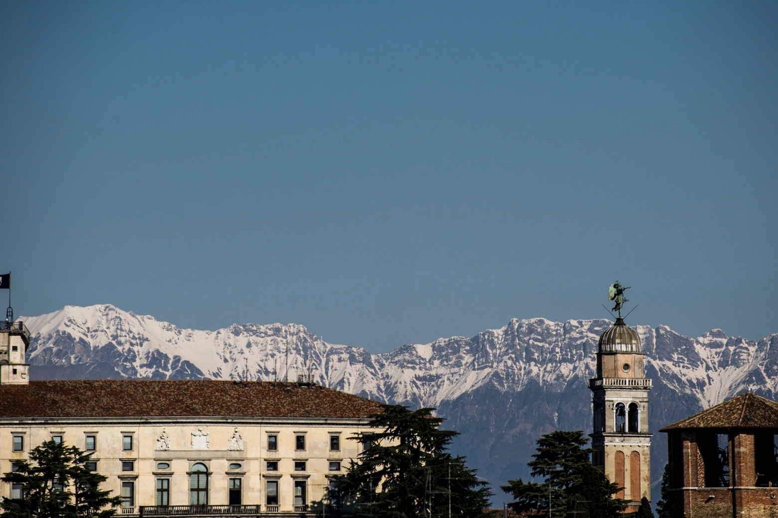 Una veduta di Udine, con dietro le Alpi