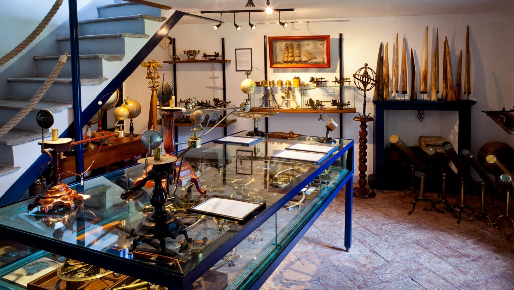 A Bellagio il ‘Museo degli strumenti per la navigazione’ vanta una prestigiosa raccolta di oltre 200 pezzi. Oggetti ormai introvabili che hanno fatto la storia del rapporto tra l’uomo e il mare