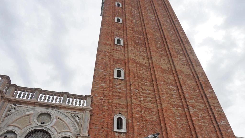 Cadono pezzi in cemento armato dal campanile di San Marco