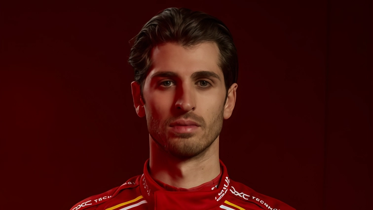 L'assenza di piloti italiani in Formula Uno desta preoccupazione per il futuro del nostro paese nel motorsport, ma il giovane talento Kimi Antonelli offre speranza per una rinascita.