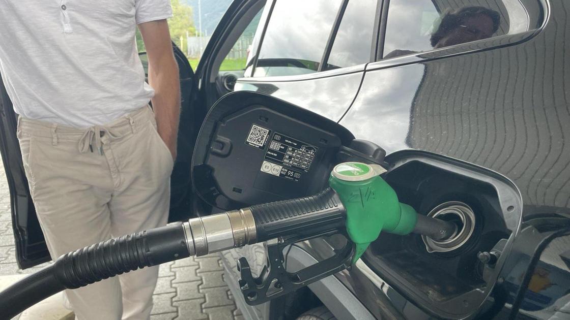 Lievi aumenti sulla benzina, al self service a 1,917 euro