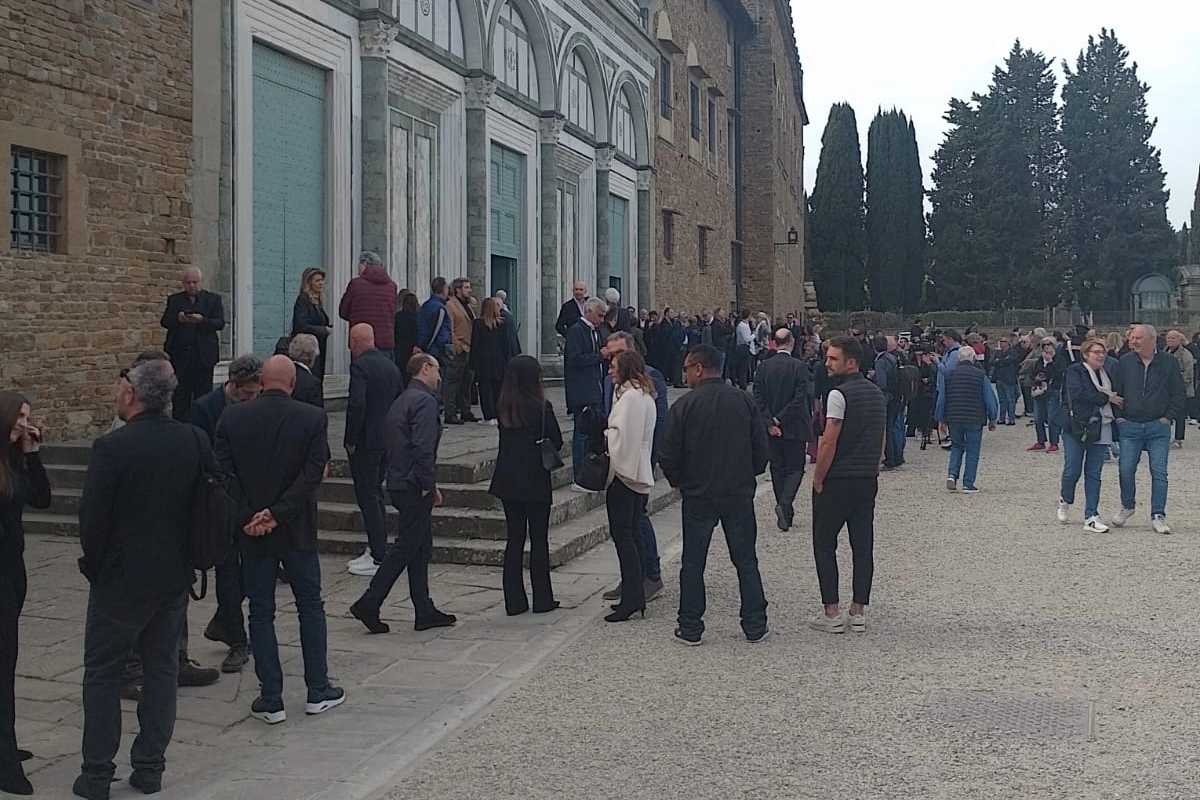 Persone di fronte alla basilica di San Miniato al Monte per i funerali di Roberto Cavalli