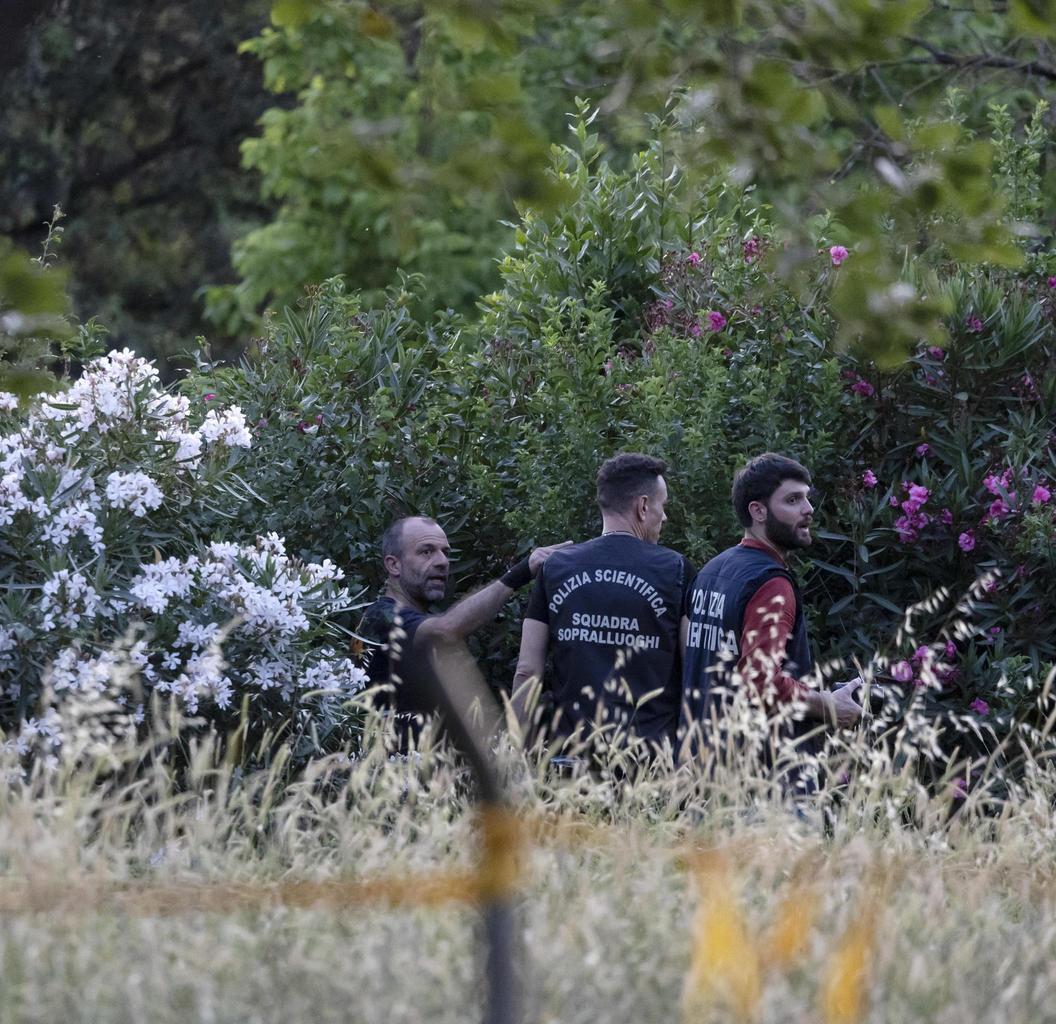 Corpi trovati nel parco, giallo sui nomi. L’ipotesi: la neonata è stata strangolata Corpi trovati nel parco, giallo sui nomi. L’ipotesi: la neonata è stata strangolata