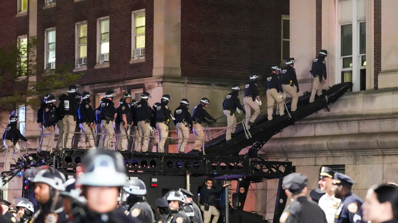 Il blitz della polizia nella Columbia University di New York (Ansa)