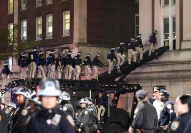 Columbia University, blitz della polizia: arrestati 300 manifestanti pro Gaza. Scontri nel campus di Los Angeles