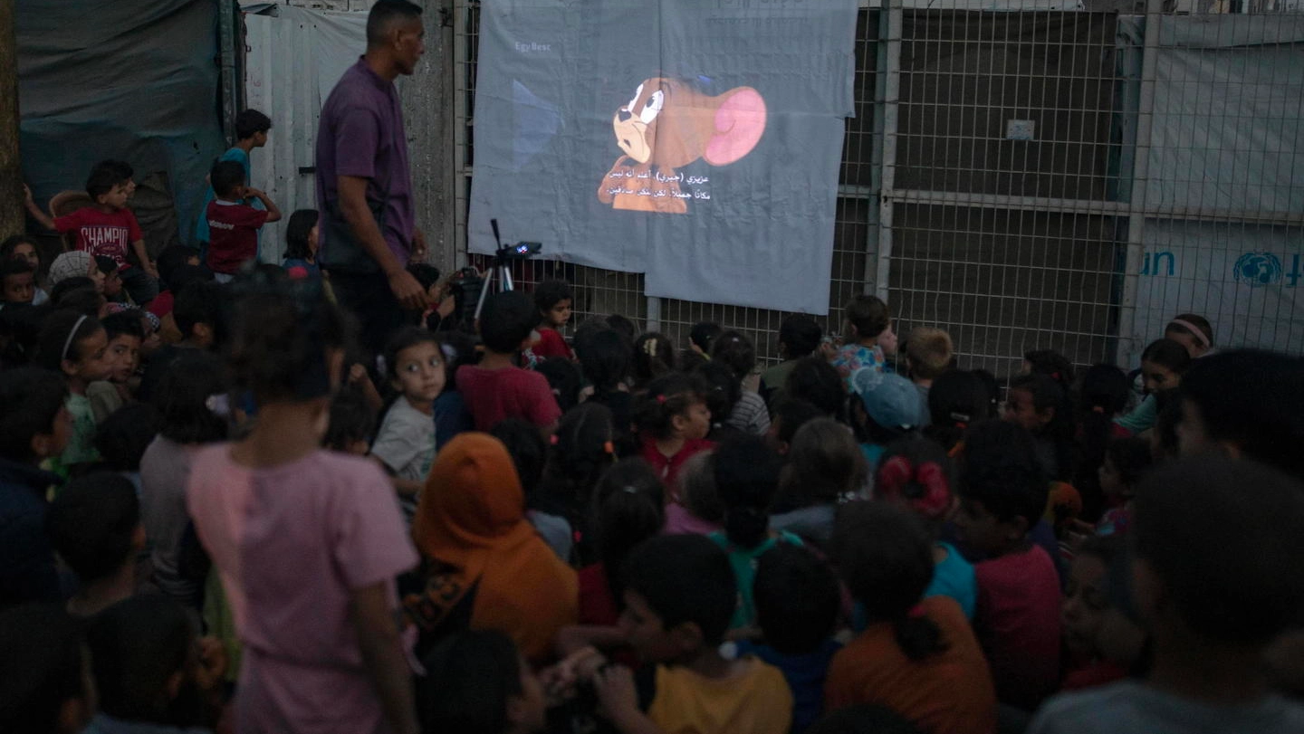 Rafah: un lenzuolo come schermo per ricreare un cinema all'aperto