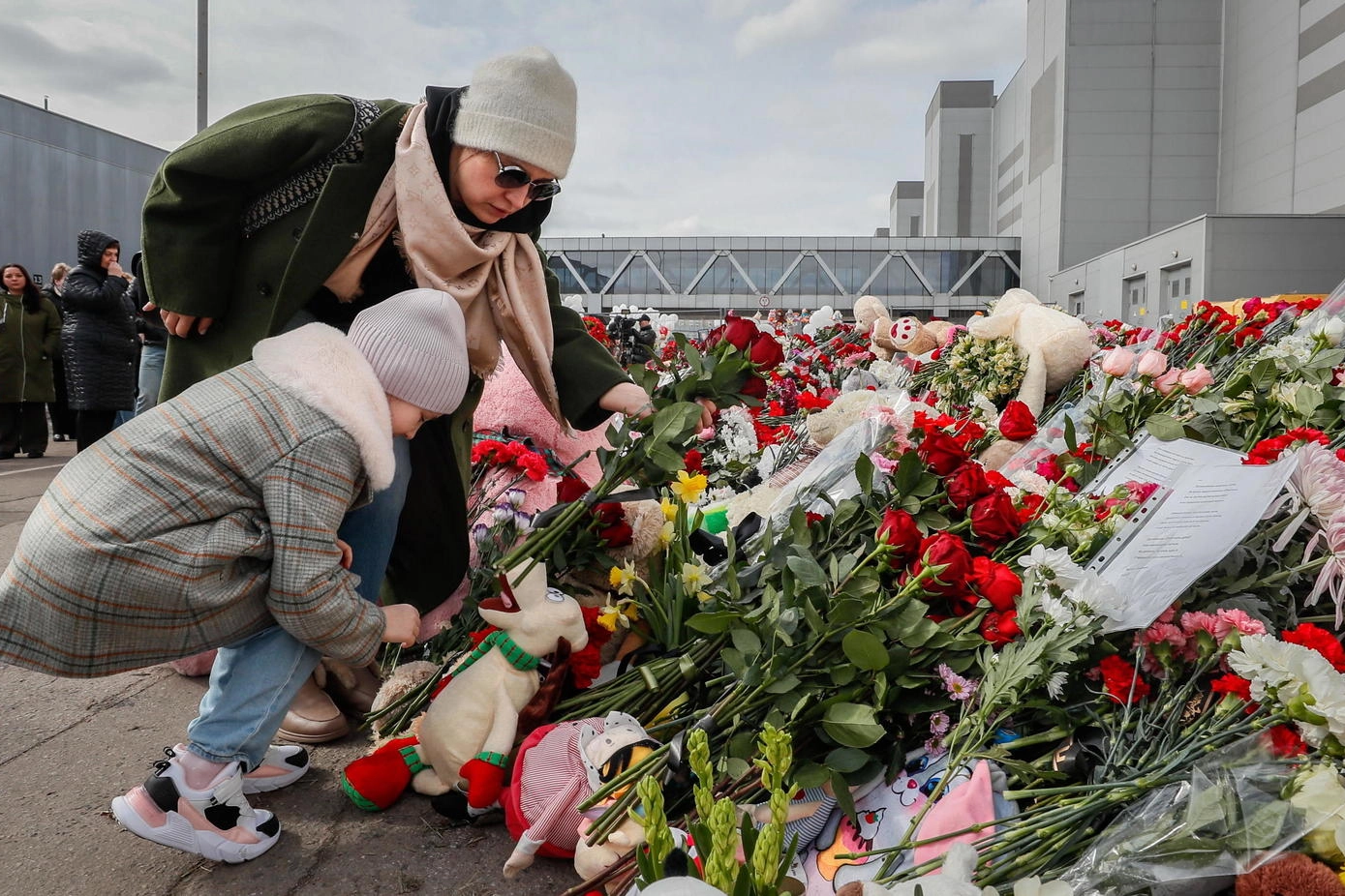 Fiori e peluche sul luogo del massacro alla sala concerti nei pressi di Mosca