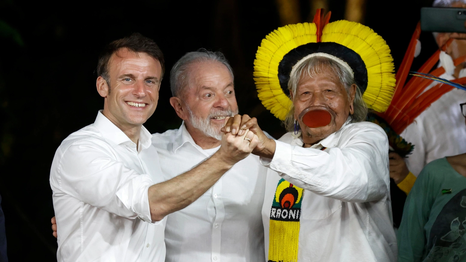 Emmanuel Macron, Luis Ignacio Lula e il capo degli indigeni Kayopo, Raoni Metuktire (Ansa)