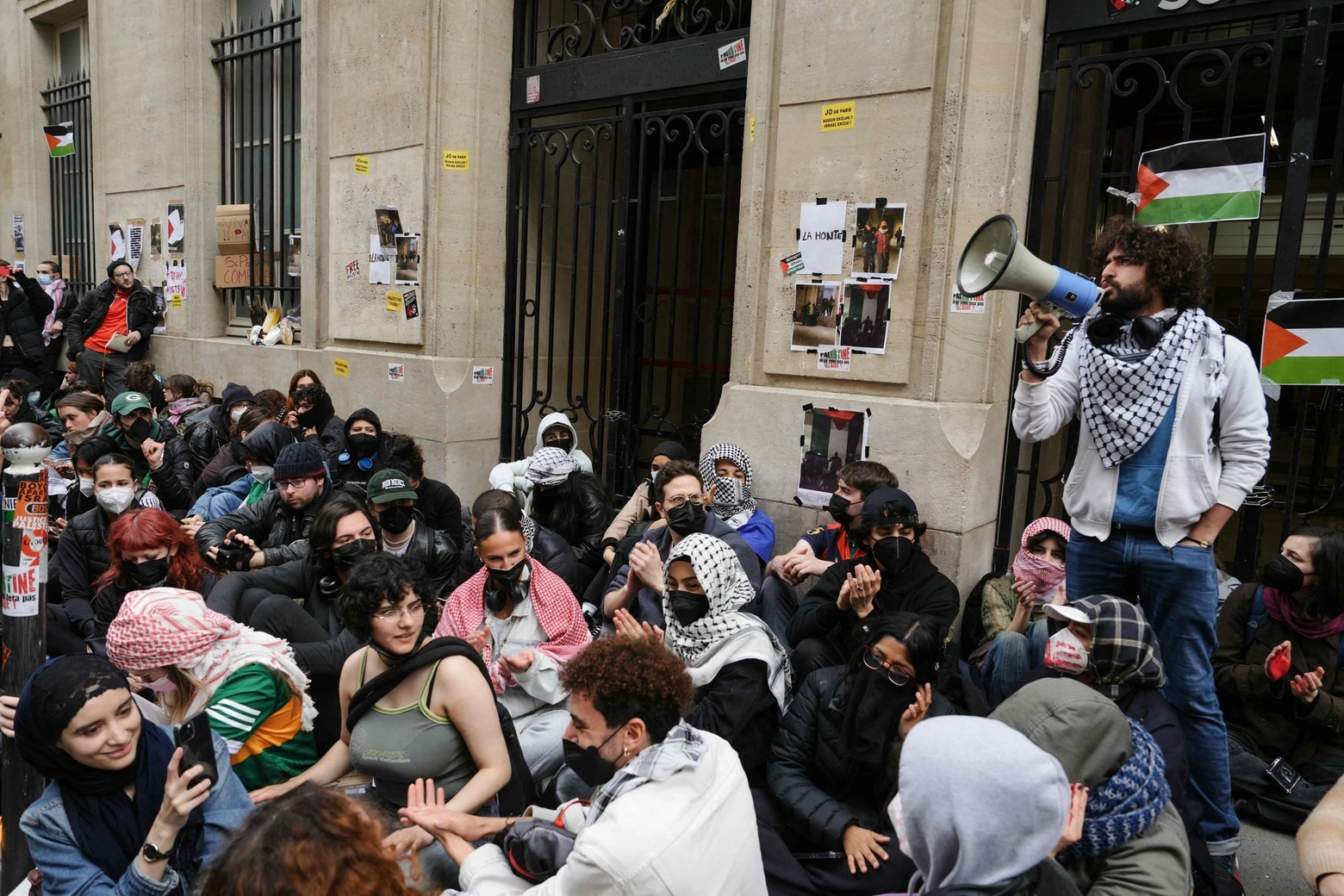 Sit in all'ingresso dell'Istituto di studi politici (Sciences Po) a Parigi, occupati da studenti pro Gaza. Foto ANSA