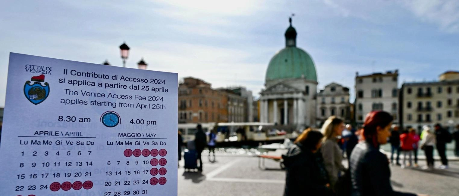 Il Comune di Venezia introduce il biglietto d'ingresso per gestire il turismo di massa. Proteste in arrivo, con l'Arci Veneto che propone un "passaporto" simbolico.