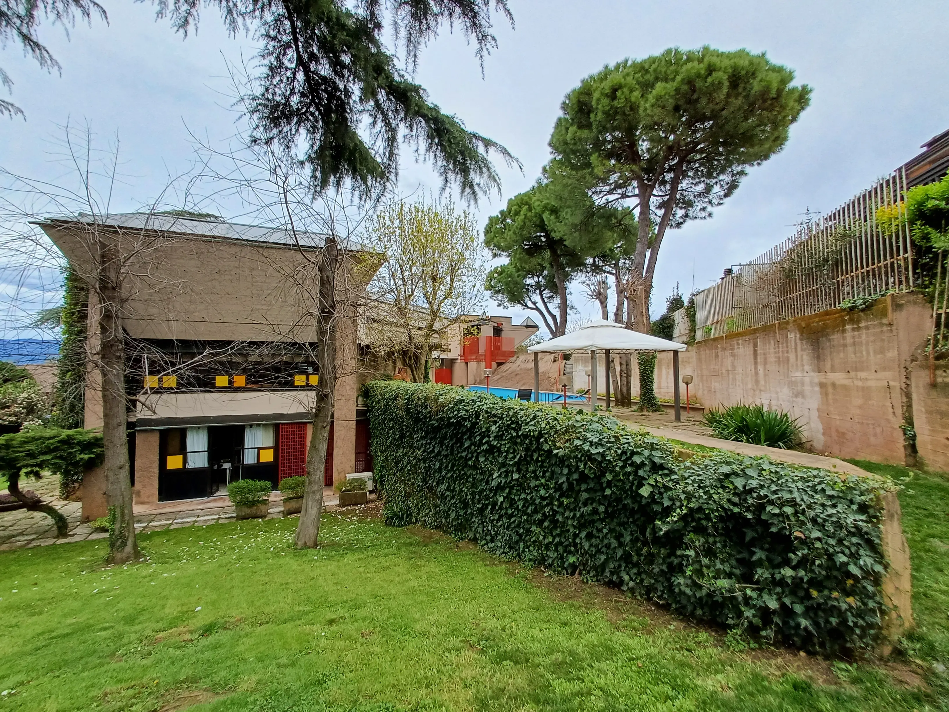 Villa Caffetto, il brutalismo che esprime arte da ogni angolo