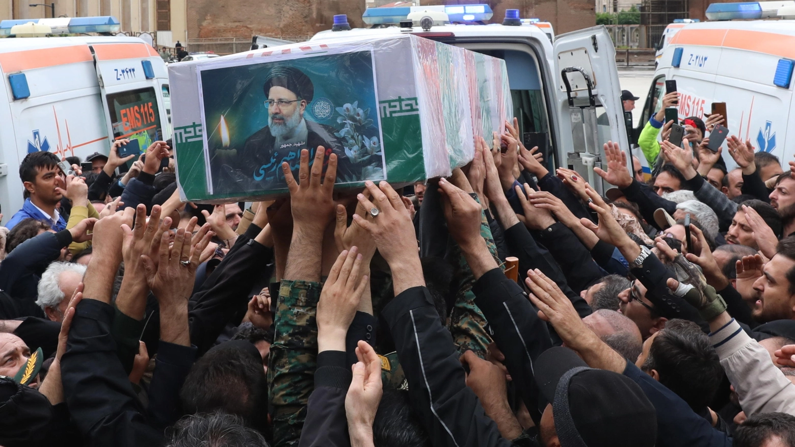Il feretro portato in processione da Tabriz a Qom e poi a Teheran dove è prevista la preghiera solenne di Khamenei. Decine di migliaia gli iraniani che compiangono il presidente durate il corteo funebre, ma i dissidenti del regime, in patria e all’estero, chiamano a raccolta il “popolo”