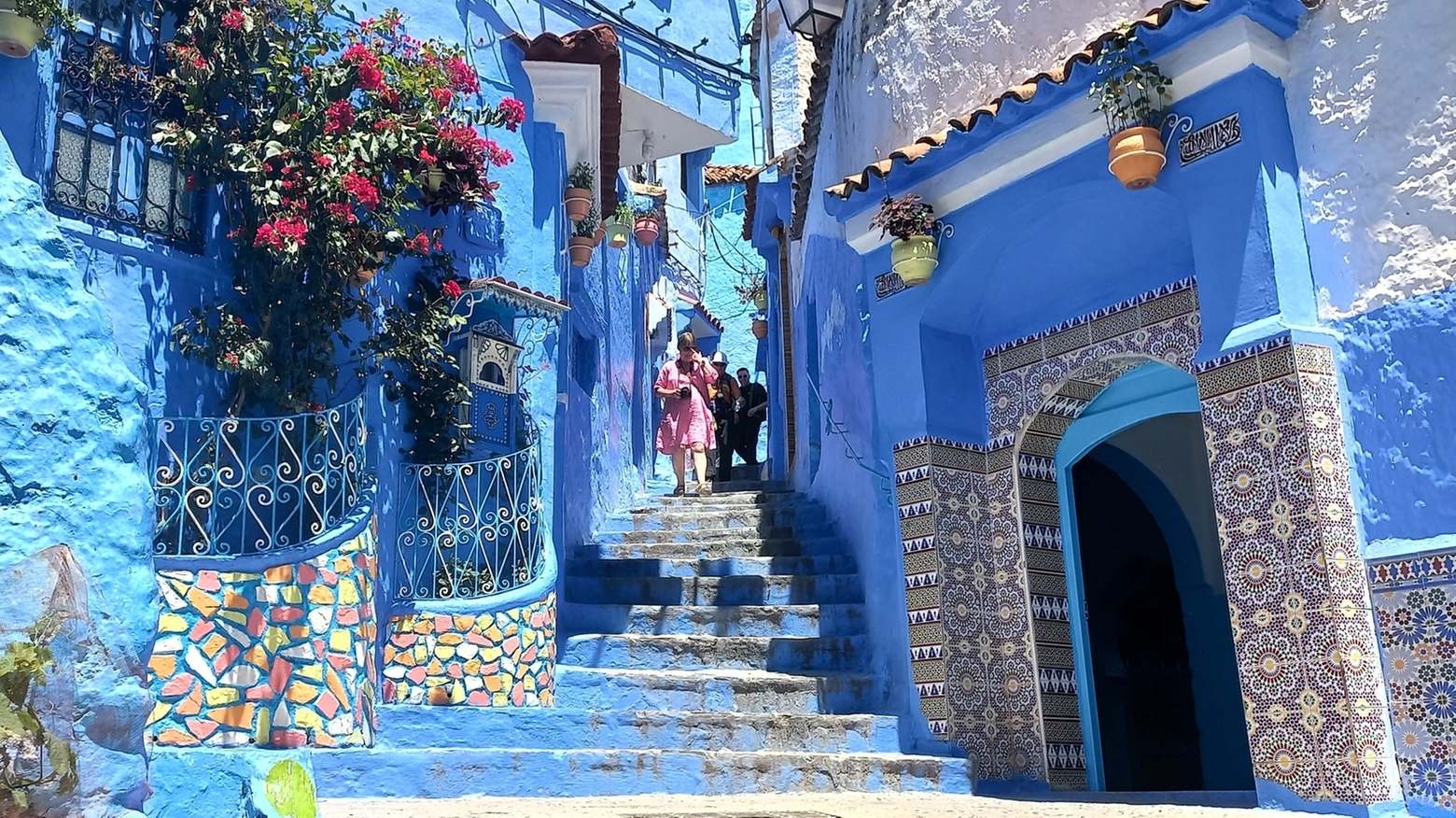 La perla del Nordafrica, dove sono colorati “tutti i muri, case, vicoli e palazzi”, ha oltre un milione di post col proprio tag su Instagram. Ma la sua pittoresca medina ha una ‘verità nascosta’