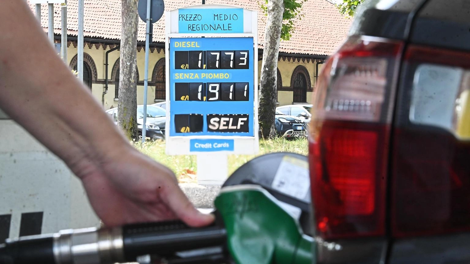Ritocchi al rialzo per la benzina, al self è a 1,886 euro