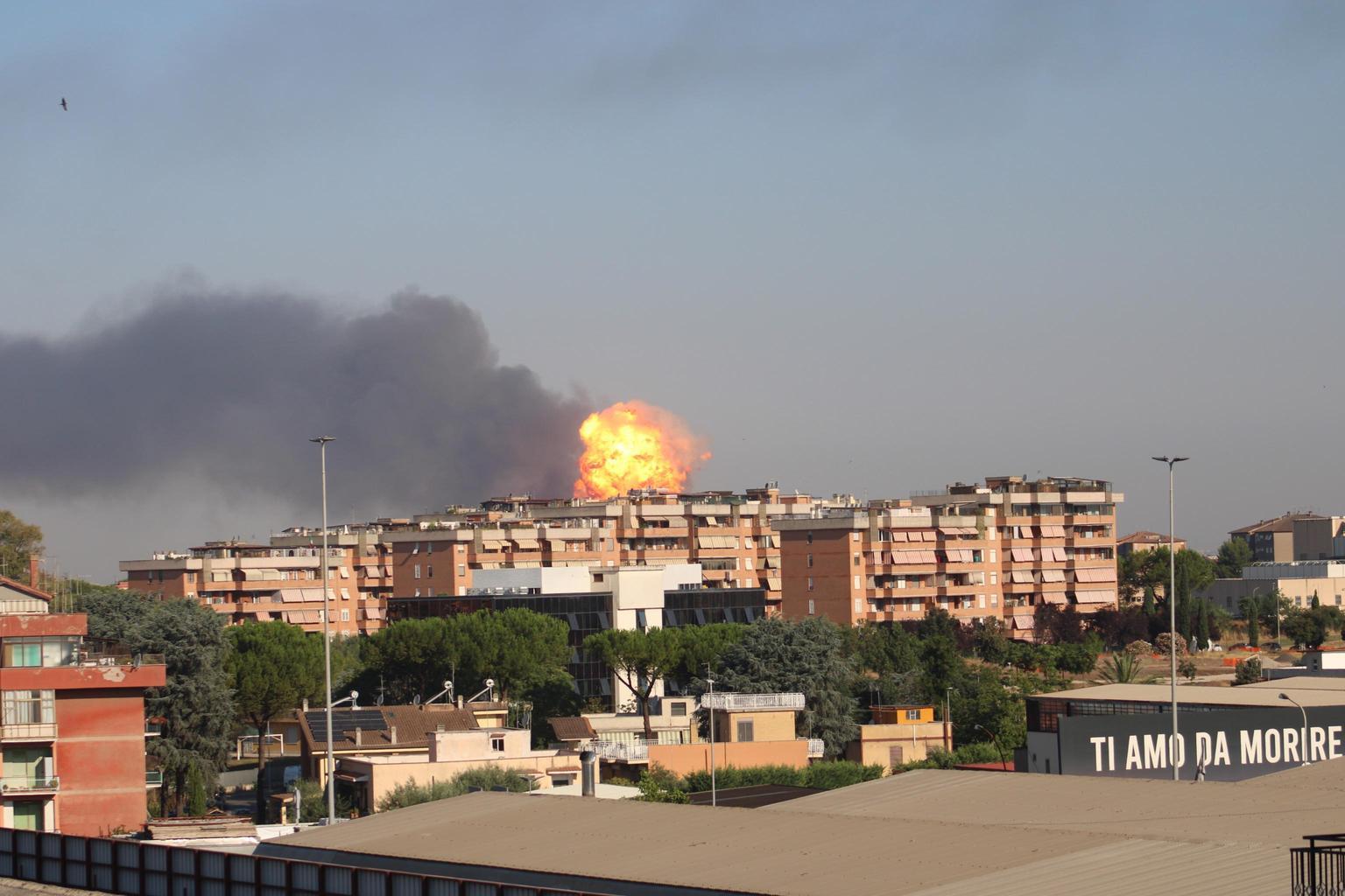 Esplode distributore, feriti vigile fuoco e operatori 118 Esplode distributore, feriti vigile fuoco e operatori 118