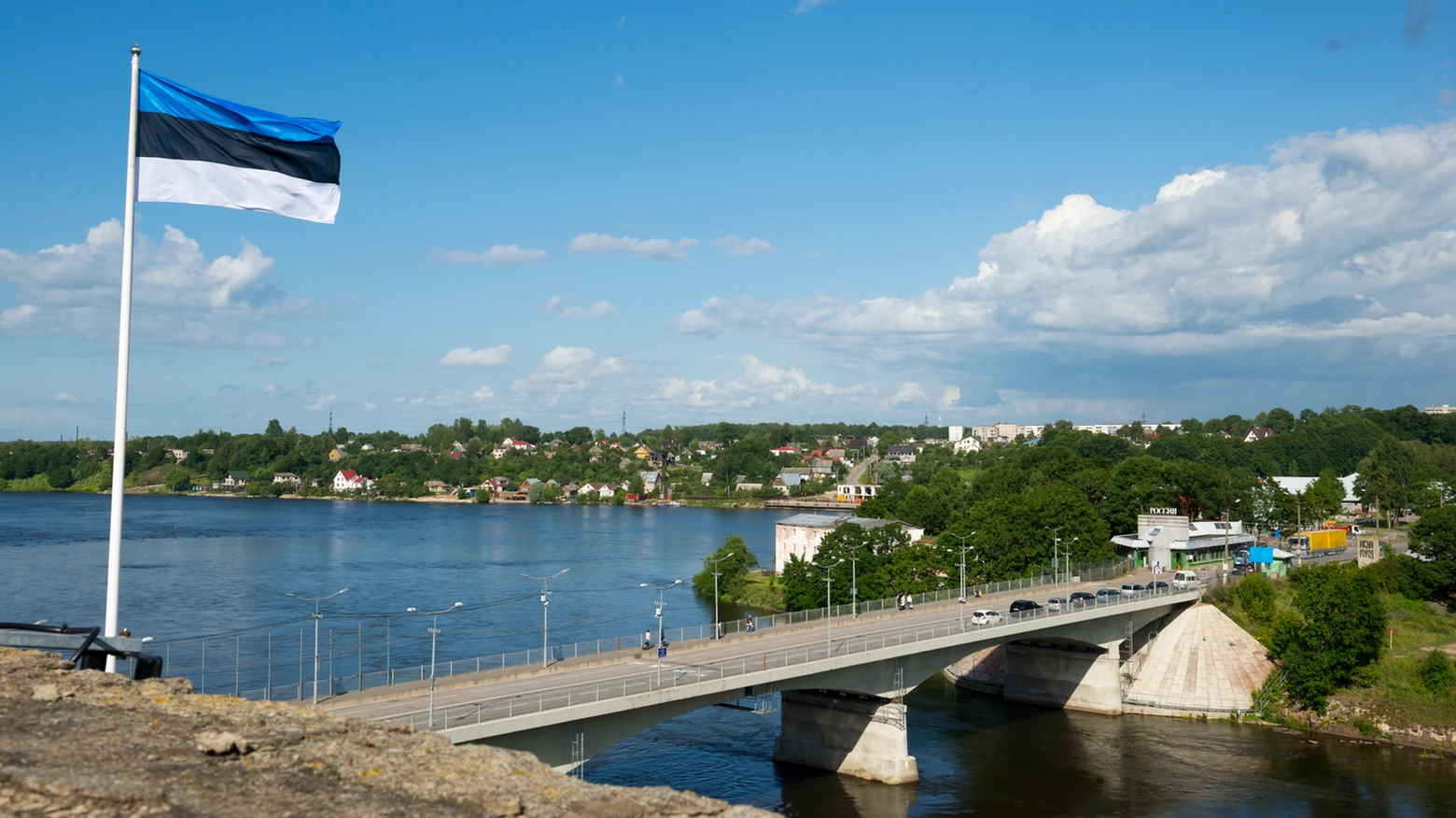 Il ponte dell'amicizia che collega la città estone di Narva con Ivangorod in Russia
