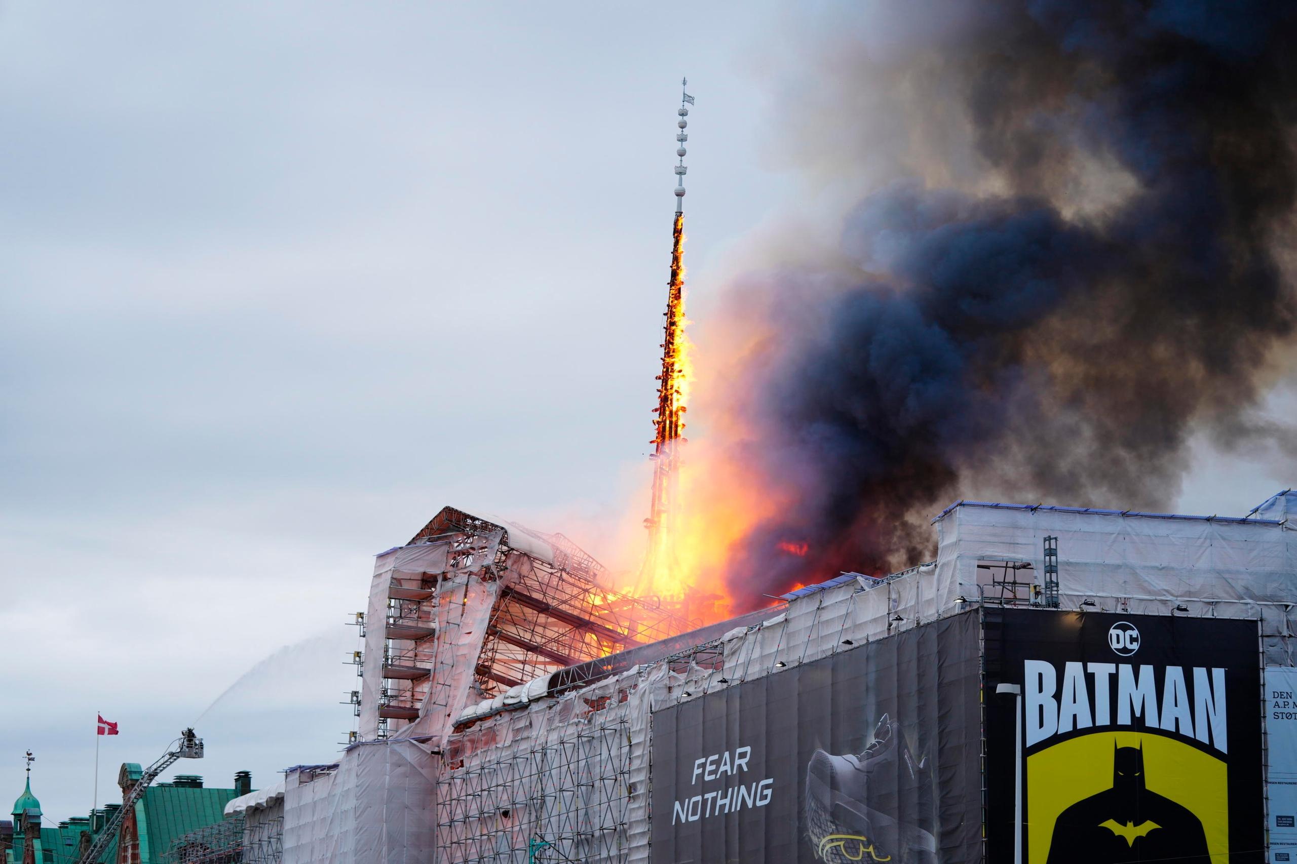 Copenhagen, maxi incendio alla Vecchia Borsa: crolla la storica guglia. Il ministro: “In fiamme 400 anni di patrimonio culturale”