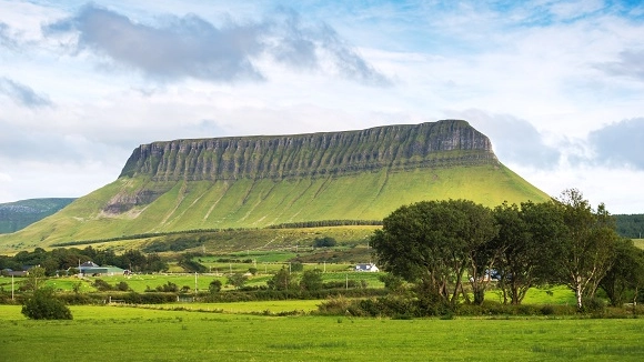 Nota anche come la ‘Terra degli Yeats’, la contea nord-occidentale sa incantare con le sue bellezze naturali, la sua storia e la sua cultura