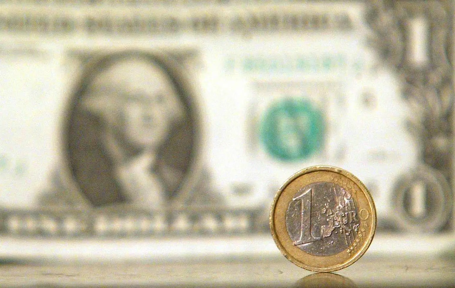 Euro in calo, scambiato a 1,1536 dollari