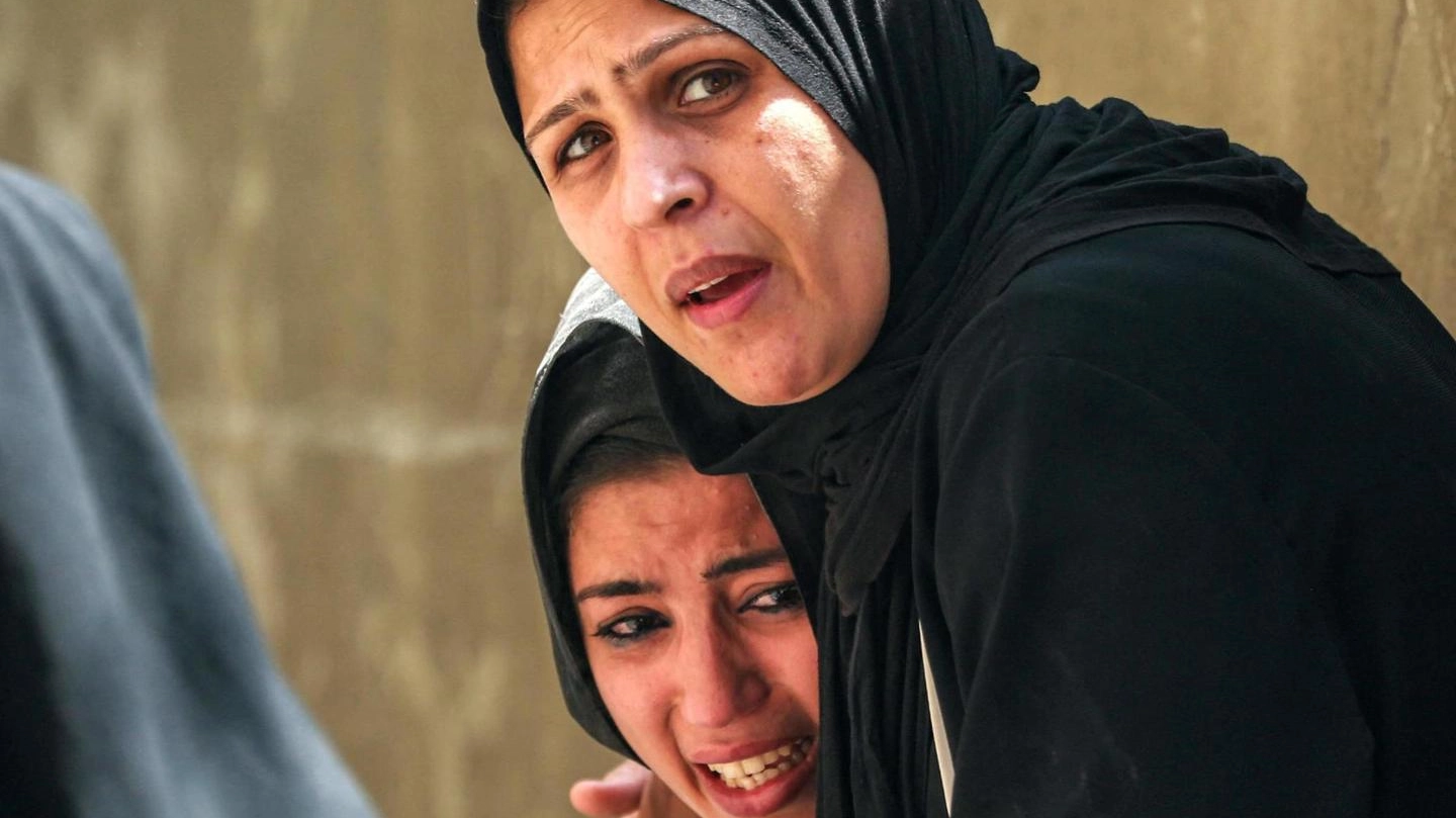 Gli sguardi terrorizzati di due donne durante un bombardamento israeliano a Nuseirat