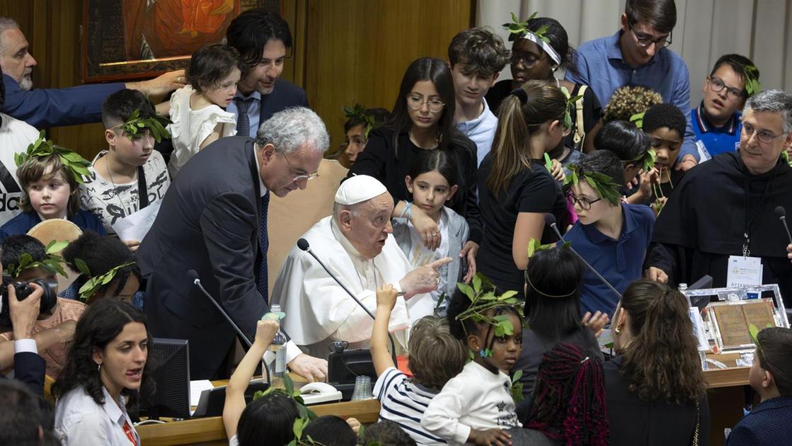 L’abbraccio dei bimbi in Vaticano. Il Papa: la guerra è un inganno: "Solo la fraternità può salvarci"