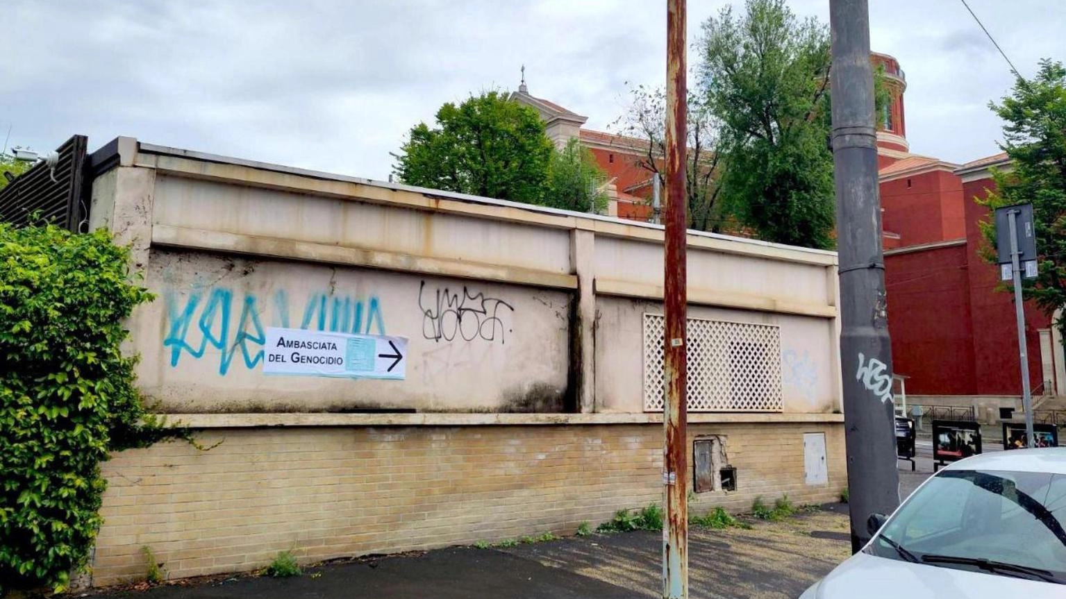 'Ambasciata del genocidio', cartelli anti Israele a Roma