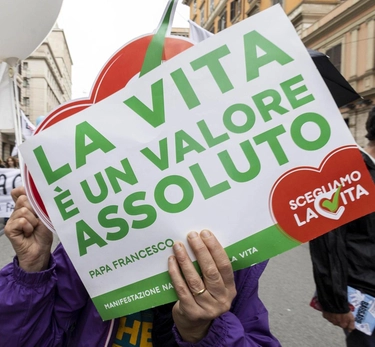 Scontro politico sull’aborto. Bruxelles bacchetta l’Italia: "Fondi ai pro-life fuori dal Pnrr"